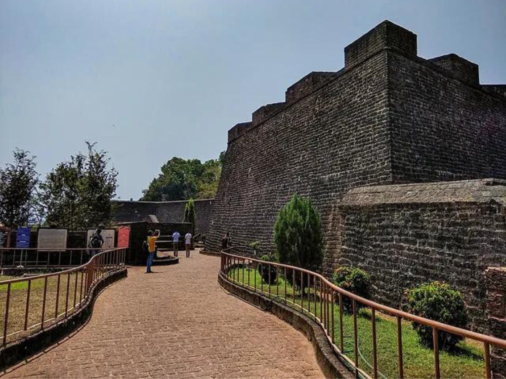 St. Angelo Fort, also known as Kannur Fort, is a historical landmark located in Kannur. It is one of the most well-preserved forts in Kerala and holds significant historical and architectural importance.The fort was constructed in 1505 by the first Portuguese Viceroy of India, Dom Francisco de Almeida.  It offers a panoramic view of the surrounding area and the Arabian Sea, making it a popular tourist destination. Within the fort, there are several interesting features to explore, including a lighthouse, a cemetery, a chapel, and a prison cell. The fort's architecture and strategic location make it a fascinating site for history enthusiasts and tourists alike.